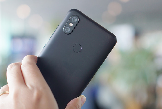 Xiaomi Mi A2 là smartphone có cấu hình tốt trong phân khúc. Máy được trang bị chip Snapdragon 660, RAM 4 GB và bộ nhớ trong 64 GB. Model này chạy trên nền Android One nên sẽ nhận được các bản cập nhật sớm nhất có thể từ Google. Máy có màn hình 6 inch Full HD+, camera kép 20 MP và 12 MP. Xiaomi Mi A2 được giảm 1 triệu đồng, còn 5,7 triệu đồng.