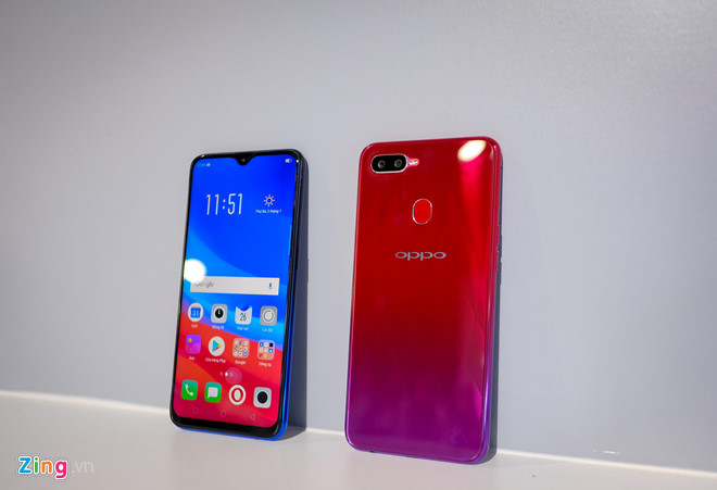 Oppo F9 sở hữu camera selfie 25 MP, khẩu độ f/2.0 với nhiều tính năng như chụp ảnh xóa phông, tự động lấy nét, nhận diện khuôn mặt hay công nghệ Selfie AI Beauty. Đây là model đầu tiên của dòng F được trang bị công nghệ sạc nhanh VOOC, giúp rút ngắn tốc độ sạc đầy pin tới 50% so với các dòng điện thoại khác. Máy có màn hình 6,3 inch Full HD+, cho độ sáng 450 nit và phần viền được làm khá mỏng. Oppo F9 được bán với giá 7 triệu đồng, giảm 700.000 đồng.