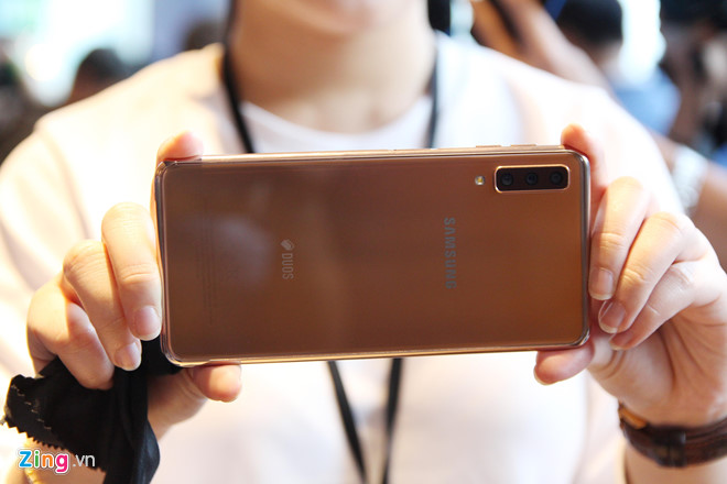 Galaxy A7 2018 là smartphone tầm trung đầu tiên của Samsung được trang bị hệ thống 3 camera sau, bao gồm một camera 24 MP, camera góc siêu rộng Ultra Wide Lens 8 MP 120 độ và một camera 5 MP. Máy có màn hình Super AMOLED 6 inch, chip Exynos 7885, RAM 4 GB và bộ nhớ trong 64 GB. Hiện tại Galaxy A7 2018 được giảm 500.000 đồng, còn 6,5 triệu đồng.