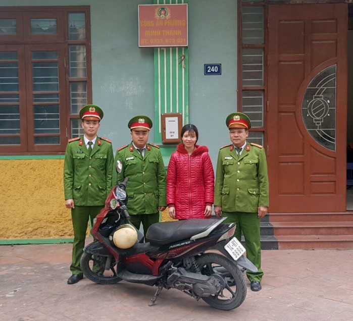 Công an phường Minh Thành, TX Quảng Yên bàn giao xe cho chị Nguyễn Thị Giầu (Ảnh: Quốc Tuyến-Công an TX Quảng Yên).