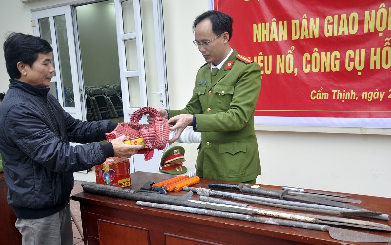 Công an TP Cẩm Phả tổ chức tiếp nhận VK, VLN, CCHT, pháo, đèn trời...do người dân tự giác giao nộp.