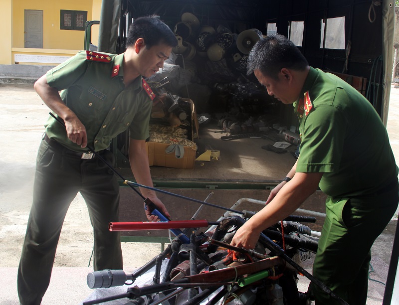 Công an tỉnh tổ chức tiêu hủy công cụ hỗ trợ, vũ khí...không còn giá trị sử dụng.
