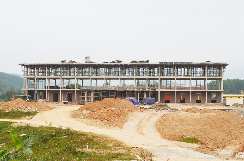 Trường Tiểu học và Trung học cơ sở Núi Mằn (xã Thống Nhất, huyện Hoành Bồ) được xây dựng từ nguồn tài trợ của Tập đoàn Than –Khoáng sản Việt Nam.