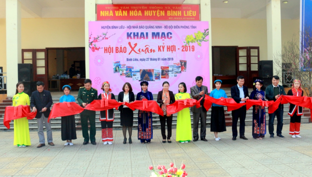 Các vị đại biểu cắt băng khai Hội Báo xuân Quảng Ninh 2019.