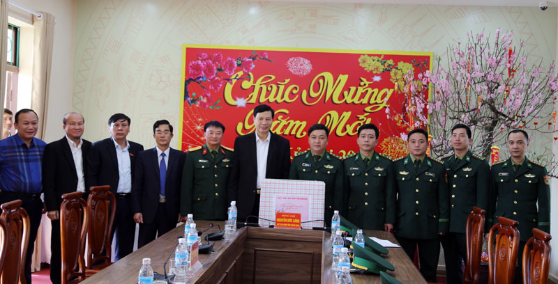 Đồng chí Phó Bí thư Tỉnh ủy, Chủ tịch UBND tỉnh tặng quà Tết cho cán bộ, chiến sỹ Đồn Biên phòng Cửa khẩu Quốc tế Móng Cái.