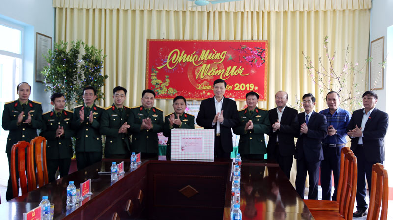 Đồng chí Phó Bí thư Tỉnh ủy, Chủ tịch UBND tỉnh tặng quà Tết cho cán bộ, chiến sỹ Đồn Biên phòng Cửa khẩu Quốc tế Móng Cái.