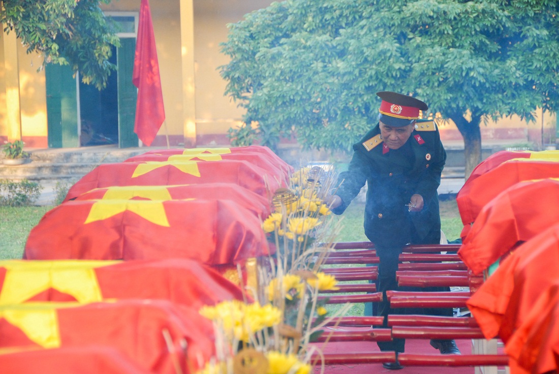 Một cựu chiến binh thắp nén hương, cầu siêu cho đồng đội hy sinh.