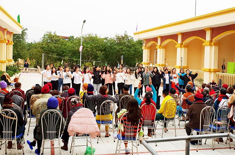 Không chỉ thăm, tặng quà, nhiều đoàn từ thiện đã tổ chức biểu diễn văn nghệ phục vụ người già ở Trung tâm Bảo trợ xã hội tỉnh trong dịp cuối năm.