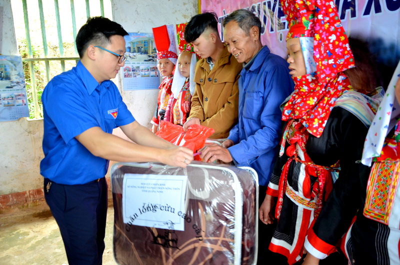 Những món quà nhỏ nhưng chứa đựng đầy tỉnh cảm của tuổi trẻ đã được trao tận tay bà con nơi đây