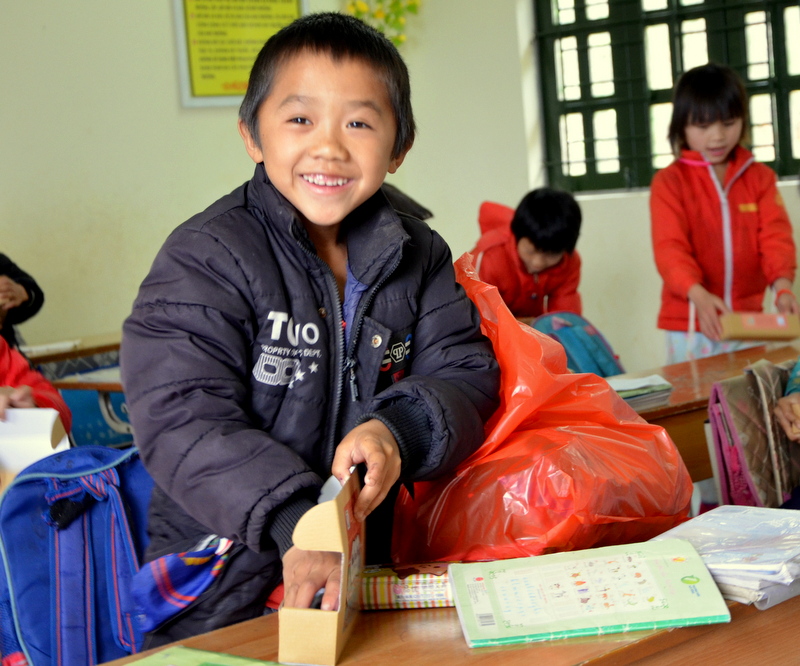 Nụ cưới phấn khích của những đứa trẻ vùng cao nơi biên cương khi nhận được những món quà mới