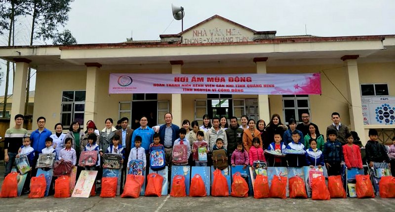 Trong tiết trời hơi se lạnh của những ngày giáp tết Kỷ Hợi 2019, dường như chuyến hành trình của các bạn thanh niên tình nguyện đến từ bệnh viện sản nhi Quảng Ninh giúp bà con, nhân dân thôn 3 xã Quảng Thịnh thêm ấm áp, vui vẻ hơn! Hơn 60 triệu tiền quà, thuốc men và tiền mặt đã được trao tới tận tay các gia đình khó khăn nơi đây!