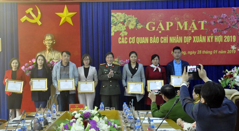Giám đốc Công an tỉnh khen thưởng các tập thể và cá nhân.