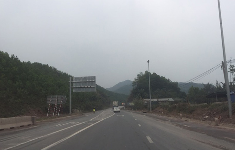 Đoạn km170+890 thuộc QL18 đoạn đi qua địa bàn xã Cẩm Hải (Cẩm Phả) tiềm ẩn nguy cơ mất ATGT cao cần sớm có sự điều chỉnh để đảm bảo an toàn 