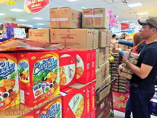 Các công ty bánh kẹo năm nay tập trung cải tiến mẫu mã, nâng cao chất lượng và có nhiều mức giá khác nhau. Ảnh: Hoàng Tuyết