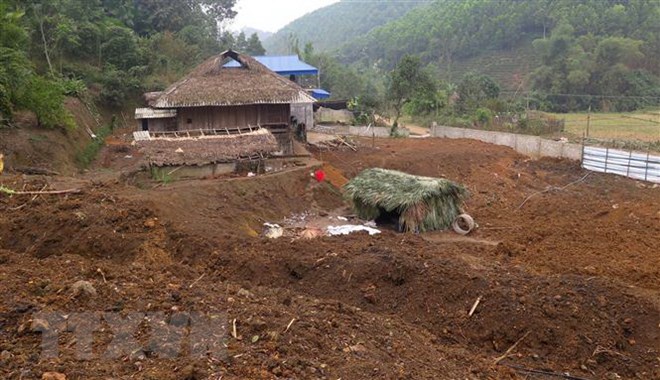 Cả khu đồi bị đào bới tan hoang để khai thác khoáng sản trái phép tại thôn Tân Tiến, xã Lương Thiện, huyện Sơn Dương, tỉnh Tuyên Quang. (Ảnh: Văn Tý/TTXVN)
