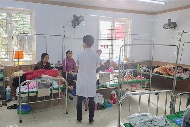 Nhiều trẻ nhỏ nhập viện theo dõi sau khi tiêm vắc xin.