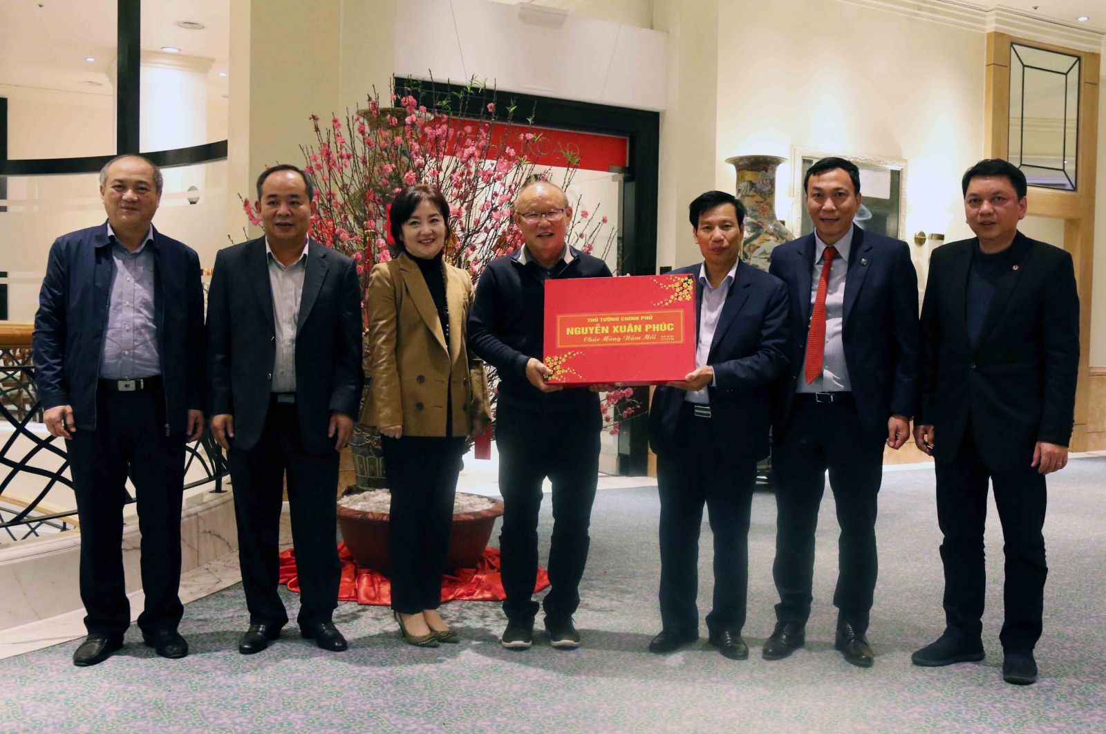HLV Park Hang-seo và phu nhân xúc động đón nhận quà tặng của Thủ tướng Nguyễn Xuân Phúc. Ảnh: VFF