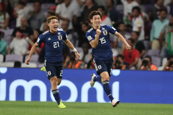 Yuya Osako (15) chia vui sau bàn thắng mở tỷ số. Ảnh: AFC.