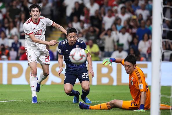 Sardar Azmoun có cơ hội mở tỷ số trong hiệp một.