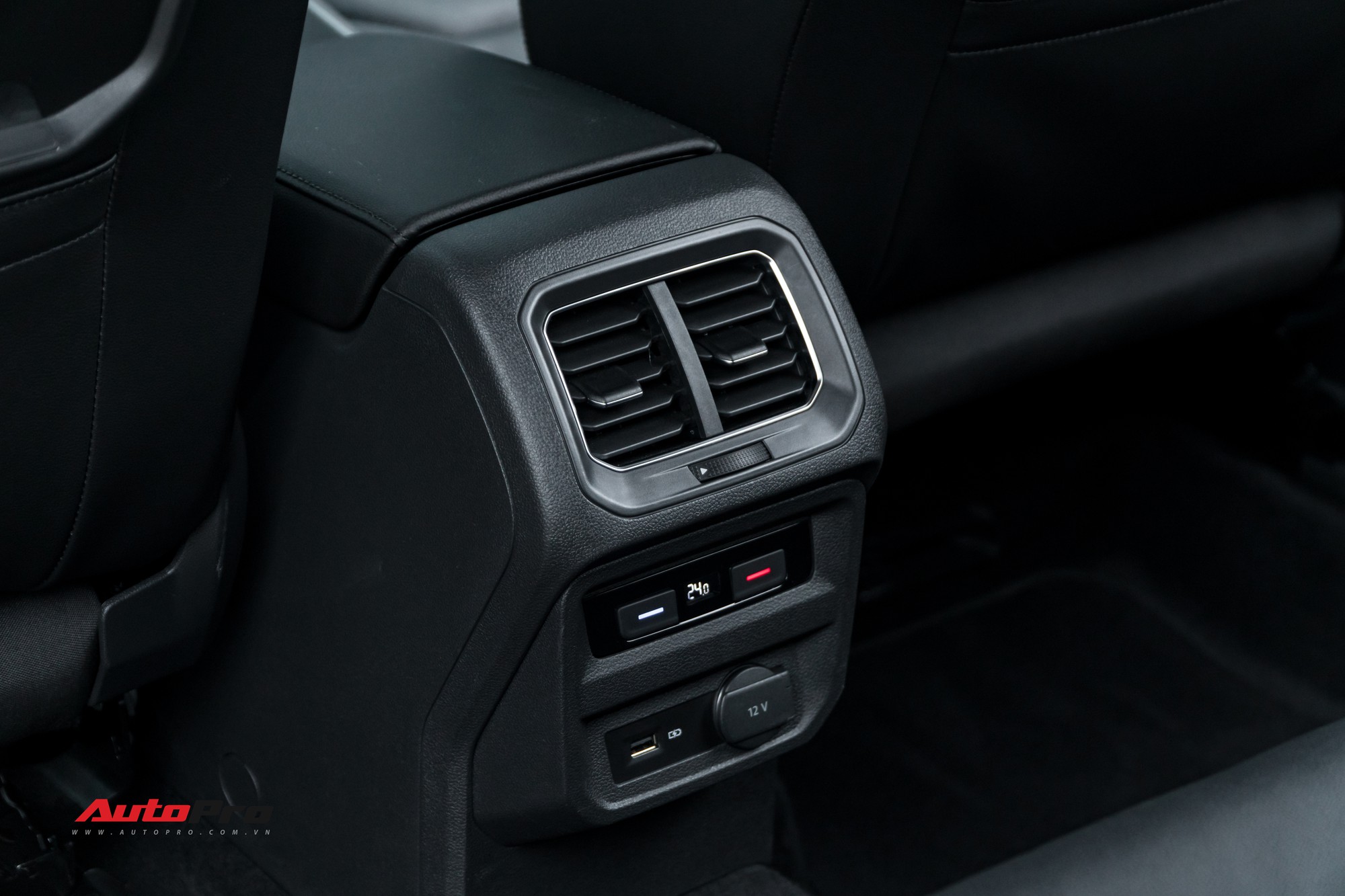 Những tiện nghi trên chiếc SUV 7 chỗ giá rẻ của Đức bao gồm 3 vị trí để cốc, 1 bàn làm việc bằng nhựa và hệ thống điều hòa 2 vùng độc lập dành cho hàng ghế thứ 2.