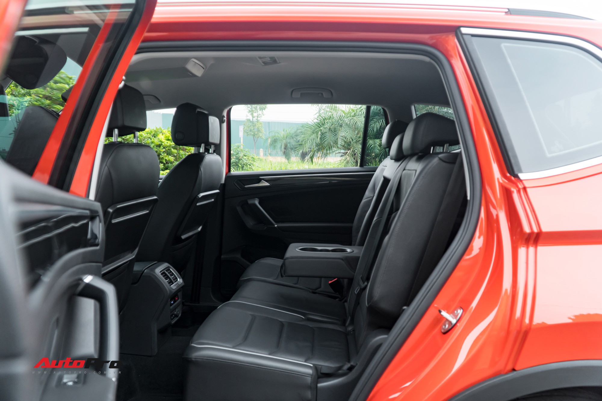 Hàng ghế thứ 2 của VW Tiguan Allspace thoải mái cho cả 3 vị trí ngồi, phần tựa lưng có thể ngả thêm để hành khách cảm thấy thoải mái hơn..