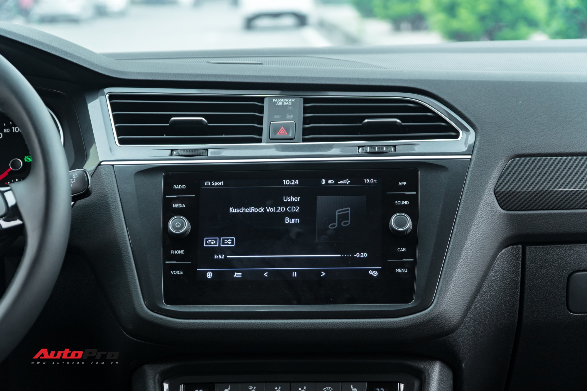 Màn hình cảm ứng trung tâm của VW Tiguan Allspace phản hồi nhanh đối với các thao tác và kết nối. Tuy nhiên màn hình này khá dễ để lại dấu vân tay.
