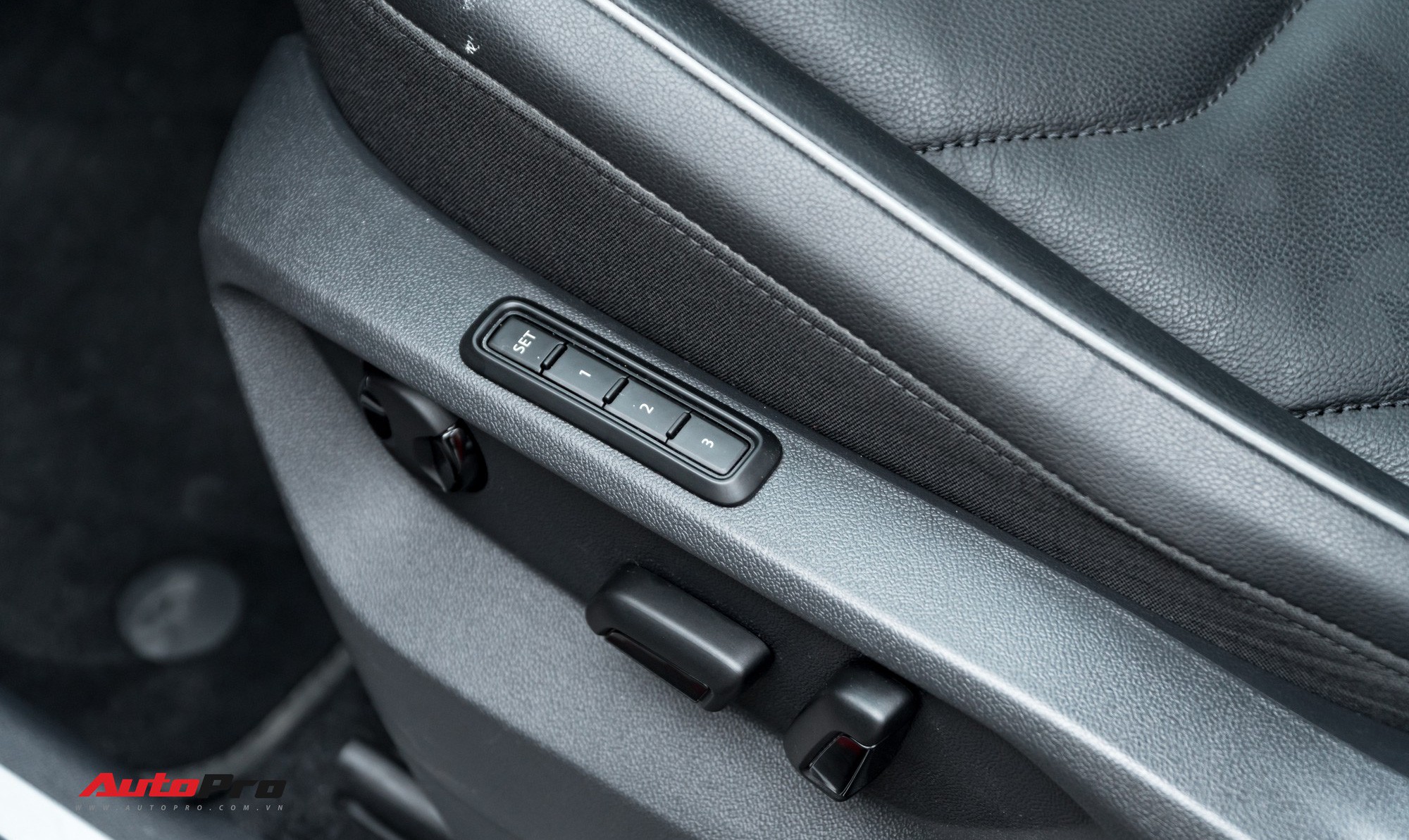 Cách bố trí của VW Tiguan Allspace khá trực quan và dễ thao tác, ngôn ngữ thiết kế đơn giản này phù hợp với nhiều phong cách và đối tượng khách hàng.