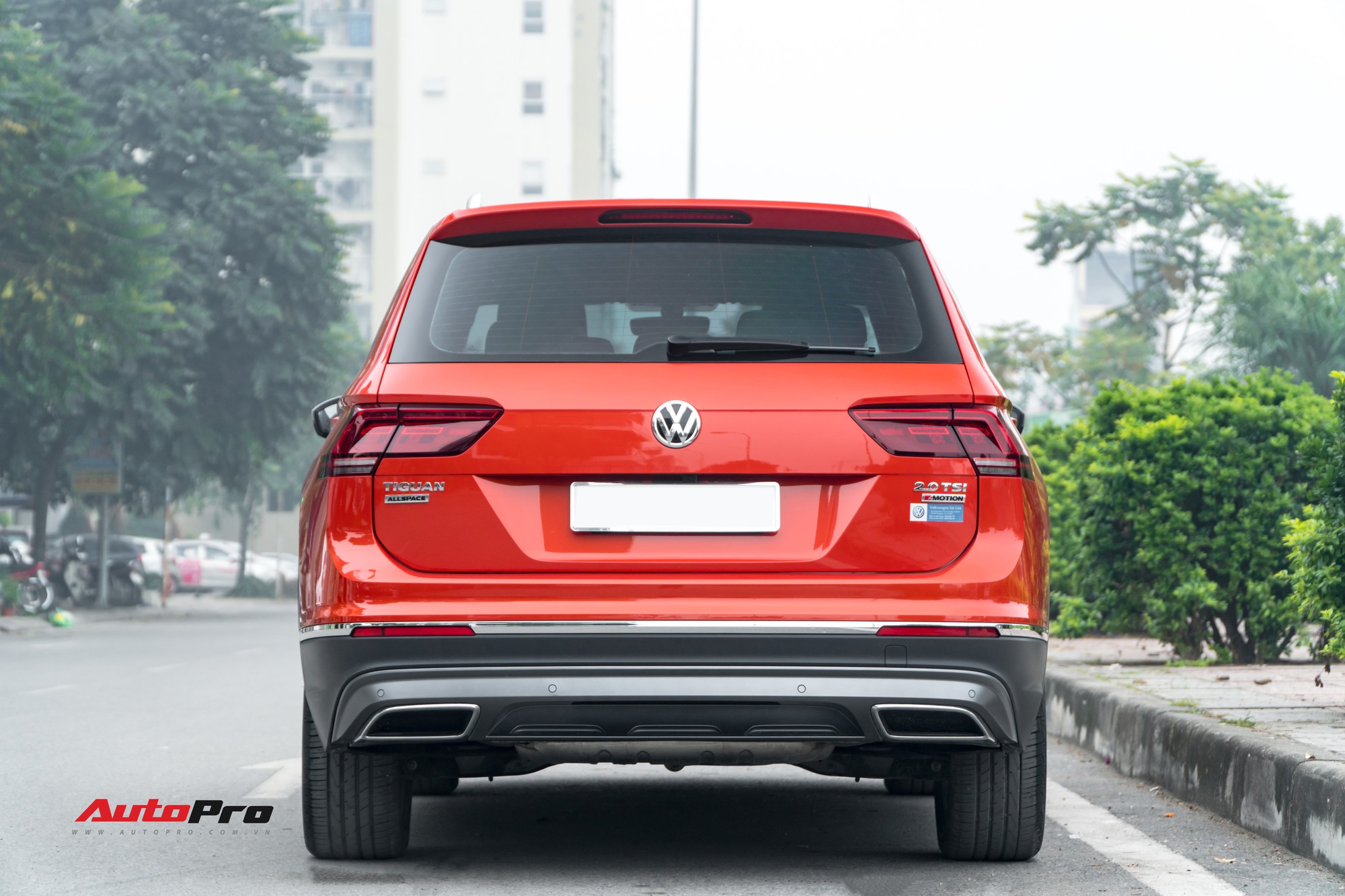 Đuôi xe VW Tiguan Allspace sử dụng 2 ống xả giả đối xứng với cụm đèn hậu.