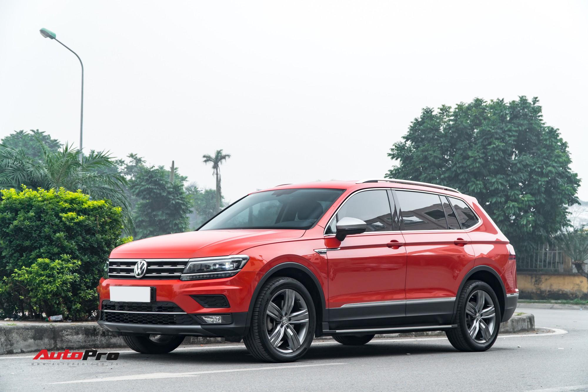 Mang nhiều nét tương đồng với người anh em Audi, VW Tiguan Allspace sở hữu những đường nét cứng cáp, khác biệt với sự mềm mại vốn có trong thiết kế gần đây của Mercedes-Benz hay BMW.