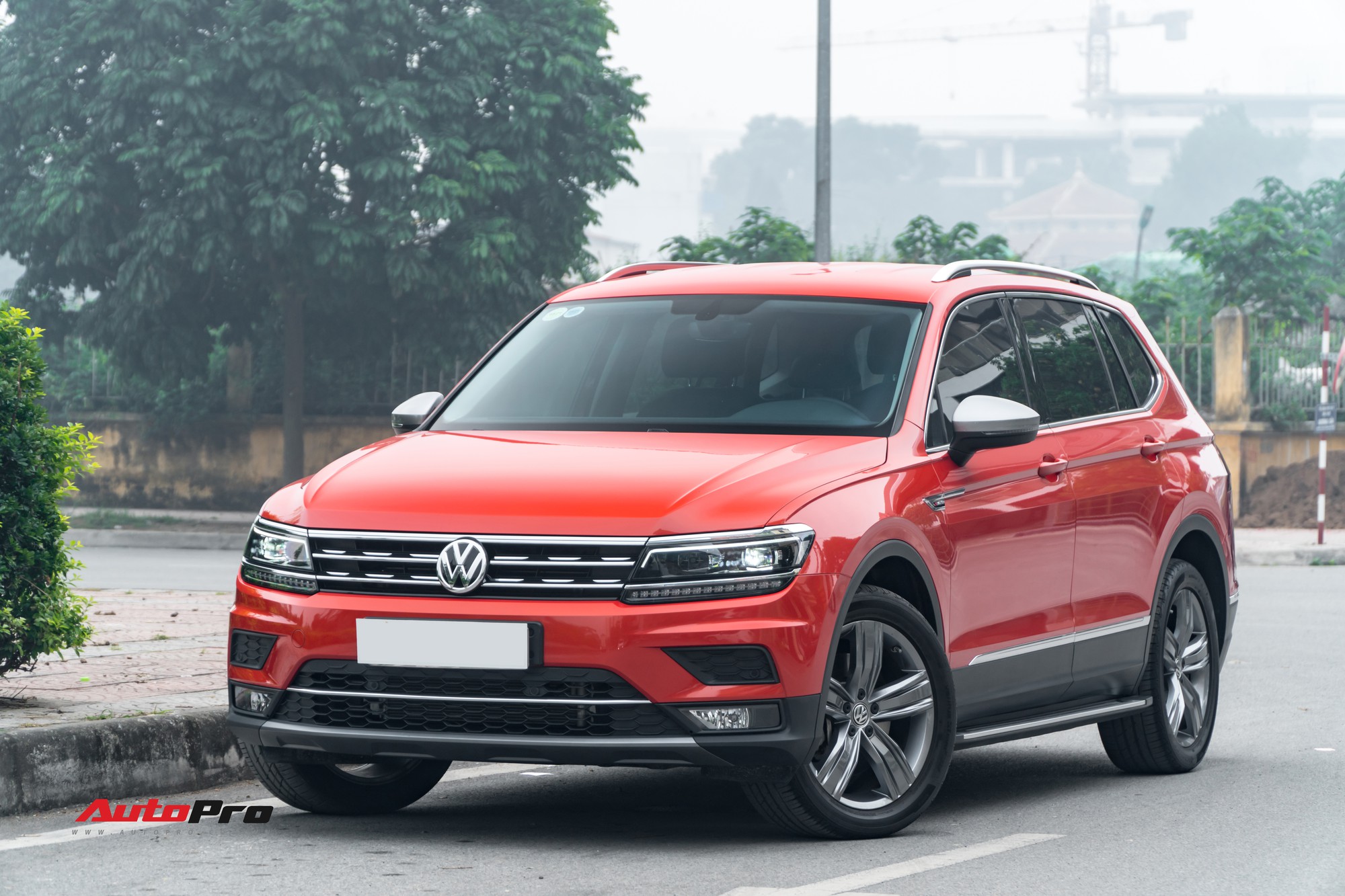 VW Tiguan Allspace là mẫu xe mới ra mắt thị trường Việt Nam trong năm 2018. Chiếc SUV tới từ hãng xe bình dân nước Đức có giá chỉ ngang một chiếc Mercedes-Benz GLC 200. Tuy nhiên, không gian rộng rãi với 7 chỗ ngồi sẽ là lợi thế của chiếc xe này, so với 5 chỗ ngồi trên Mercedes-Benz GLC 200.
