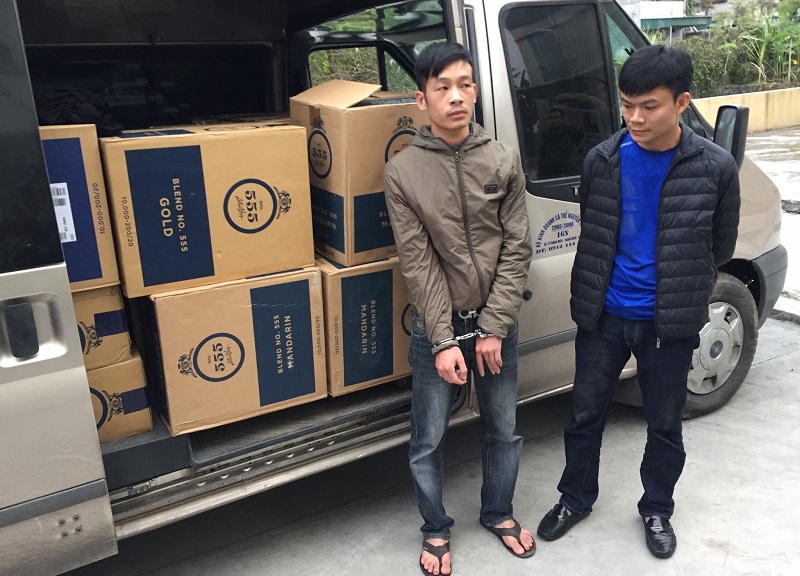 2 đối tượng cùng tang vật thuốc lá do Công an TX Đông Triều tạm giữ.