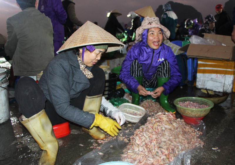 Tôm sắt bóc vỏ với giá khoảng 200 nghìn đồng/kg là thực phẩm không thể thiếu trong mâm cỗ ngày Tết được chế biến thành nhiều món khác nhau như nem hải sản, nấu canh...