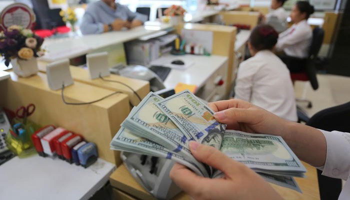 Với diễn biến này và trước cung ngoại tệ thuận lợi, nhiều khả năng Ngân hàng Nhà nước sẽ tiếp tục nối dài hoạt động mua ròng ngoại tệ để gia tăng dự trữ ngoại hối. Hoạt động này cũng tạo cung VND ở mùa cao điểm thanh toán, chi trả trong năm - Ảnh: Quang Phúc.