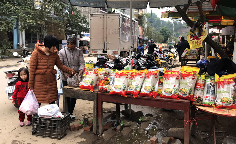 Miến dong là sản phẩm không thể thiếu trong các phiên chợ Bình Liêu.