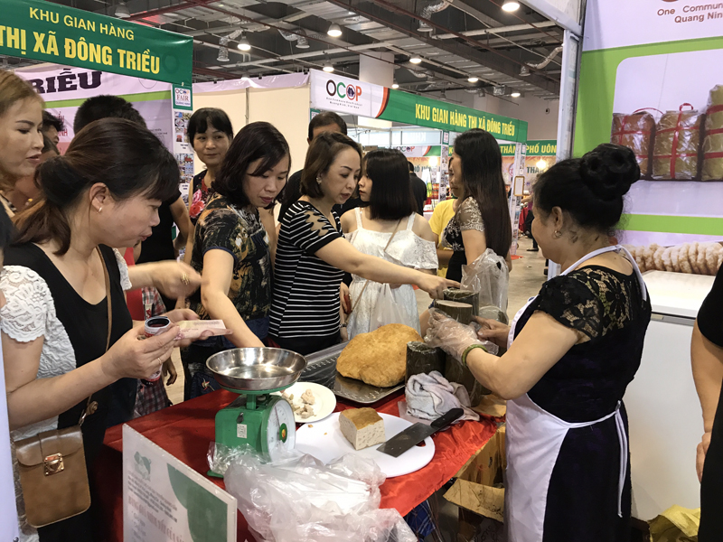 Quầy bán giò lợn Móng Cái thu hút đông người dân đến mua sắm Hội chợ OCOP 2019. 