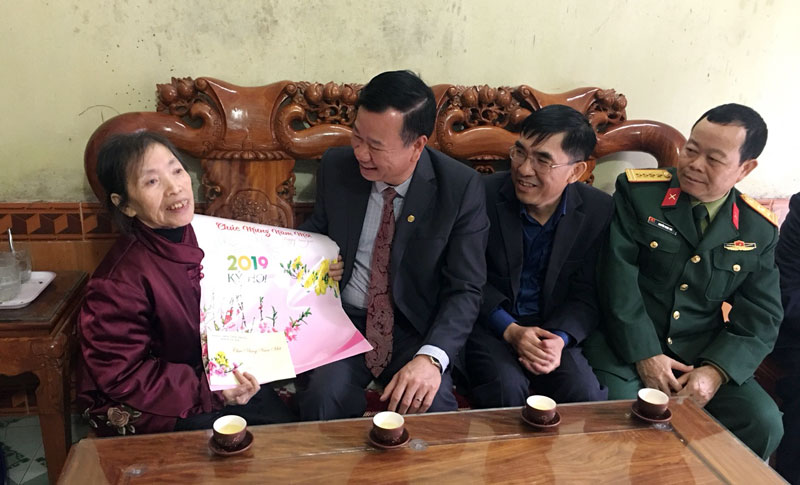 Thăm chúc Tết bà