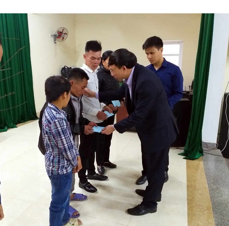 Phó Bí thư Thường trực Tỉnh ủy Nguyễn Xuân Ký tặng quà Tết cho hộ có hoàn cảnh khó khăn tại xã Minh Cầm
