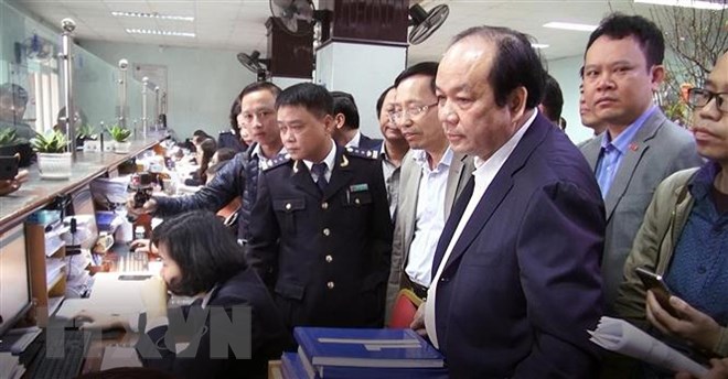 Bộ trưởng, Chủ nhiệm văn phòng chính phủ Mai Tiến Dũng kiểm tra qua trình làm thủ tục hải quan. (Ảnh: Trần Hoàng Ngọc/TTXVN)