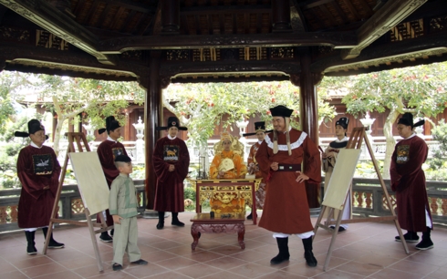 Tí trổ tài trước bá quan văn võ.