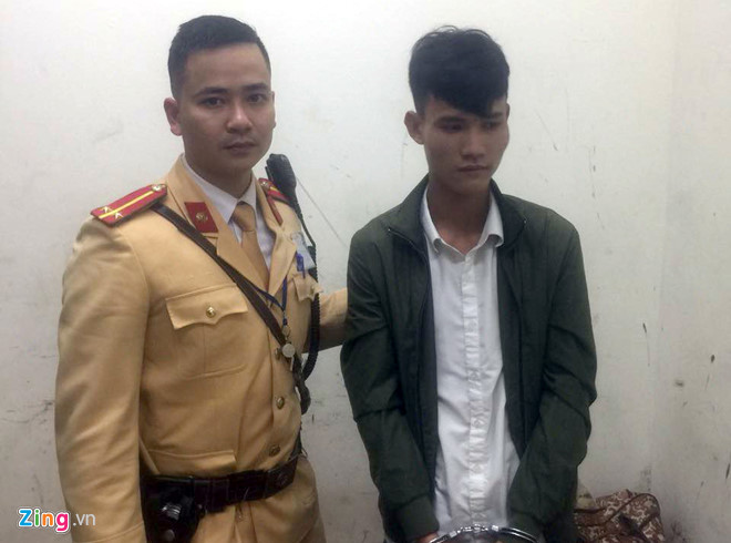 Nam thanh niên nghi cướp bị CSGT cùng người dân khống chế. Ảnh: Ngọc Trần.
