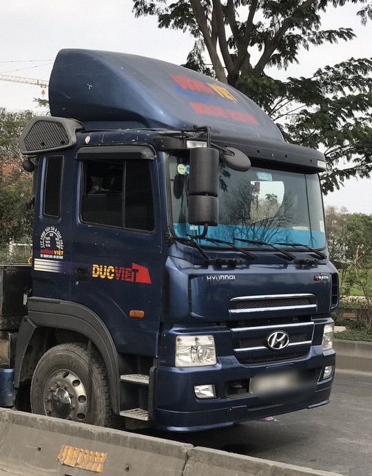 Tài xế Phong điều khiển xe đầu kéo hạng nặng.