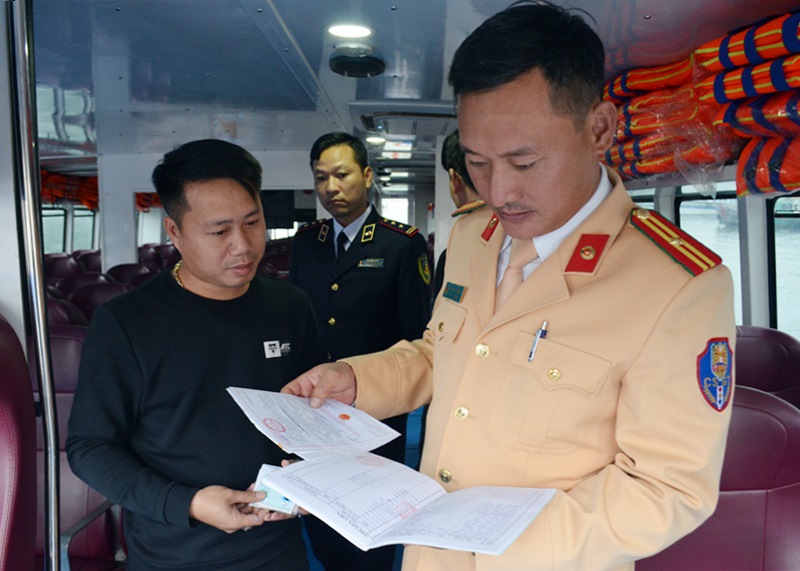 Thành viên Đoàn liên ngành kiểm tra danh bạ thuyền viên trên phương tiện tàu cao tốc chở khách tại Cảng Cái Rồng (huyện Vân Đồn)