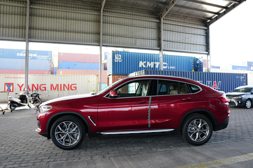 Mẫu xe X4 thế hệ mới vừa cập cảng Sài Gòn.