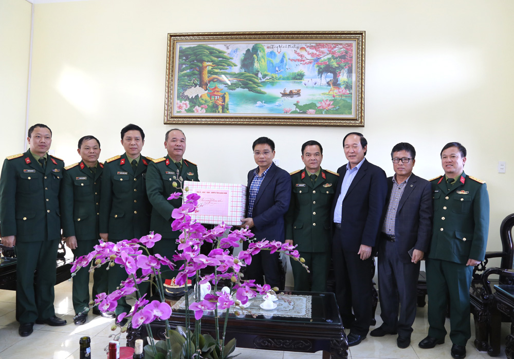 Đồng chí Nguyễn Văn Thắng, Phó Chủ tịch UBND tỉnh chúc Tết CBCS Ban CHQS huyện Vân Đồn.