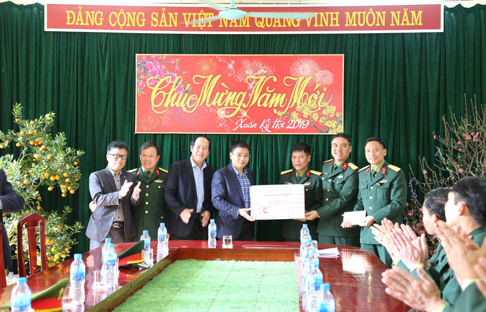 Phó Chủ tịch UBND tỉnh Nguyễn Văn Thắng thăm và chúc Tết CBCS Lữ đoàn 242.