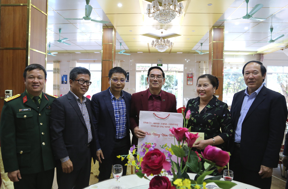 Phó Chủ tịch UBND tỉnh Nguyễn Văn Thắng thăm và chúc Tết Công ty TNHH MTV Tuyết Tuyết tại huyện Vân Đồn.