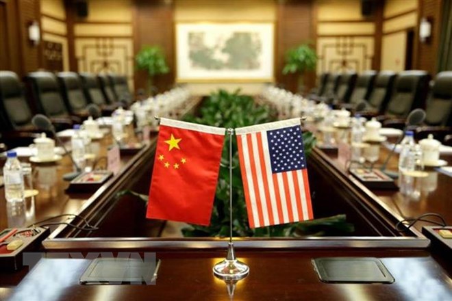 Quốc kỳ Trung Quốc (trái) và quốc kỳ Mỹ tại một hội nghị. (Ảnh: Reuters/TTXVN)
