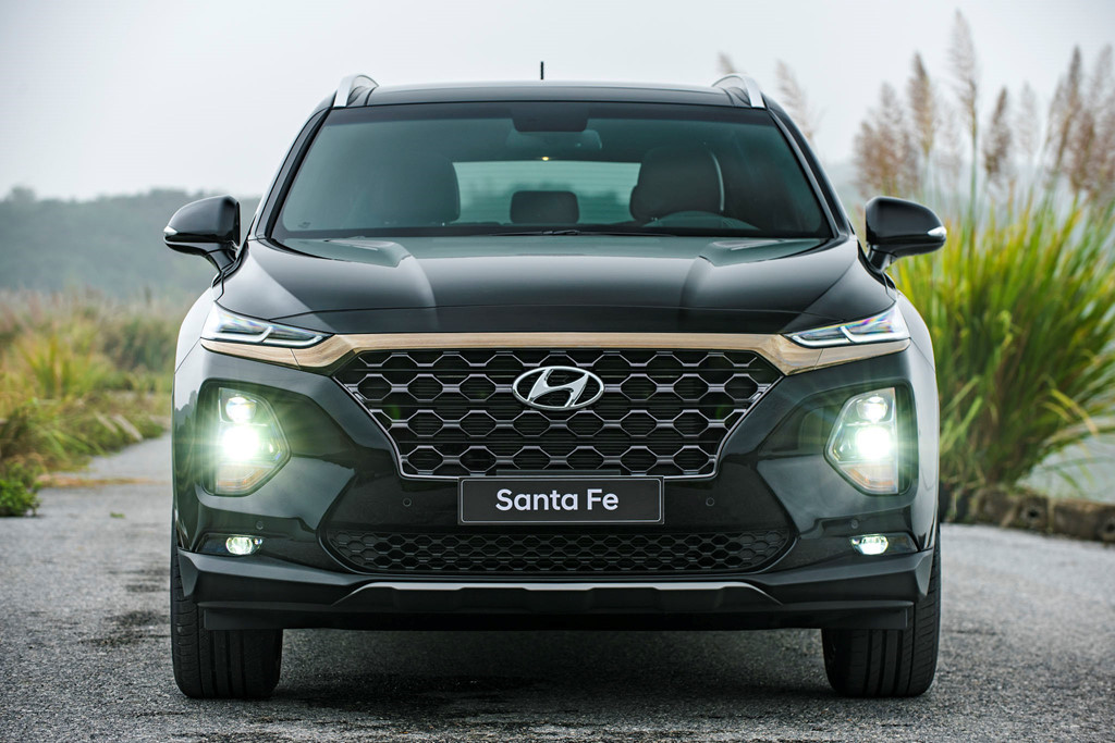 Hyundai Santa Fe gây sức hút với thiết kế hoàn toàn mới so với các đối thủ.
