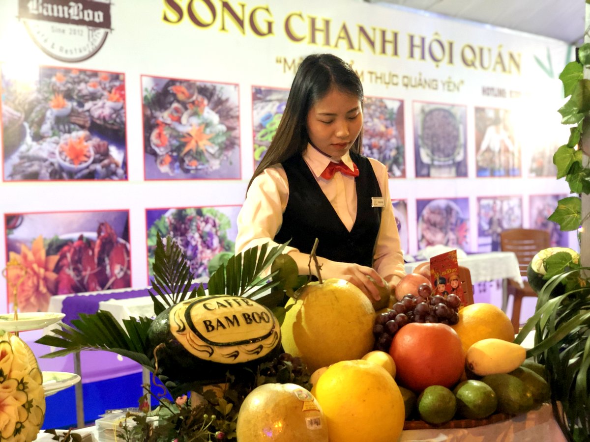 Các gian hàng tại phố ẩm thực được trang trí đặc sắc, tạo hình ấn tượng thu hút du khách.