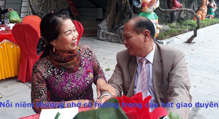 Bà Chiên và ông Lợi hát giao duyên.
